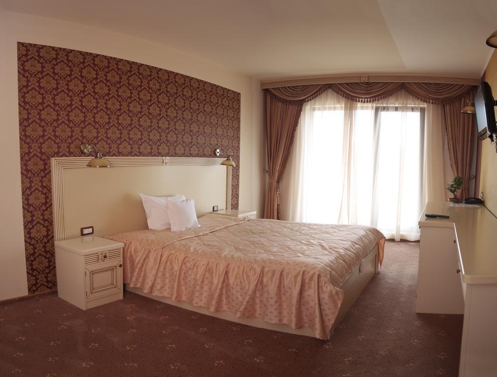 Hotel Majestic ياش المظهر الخارجي الصورة