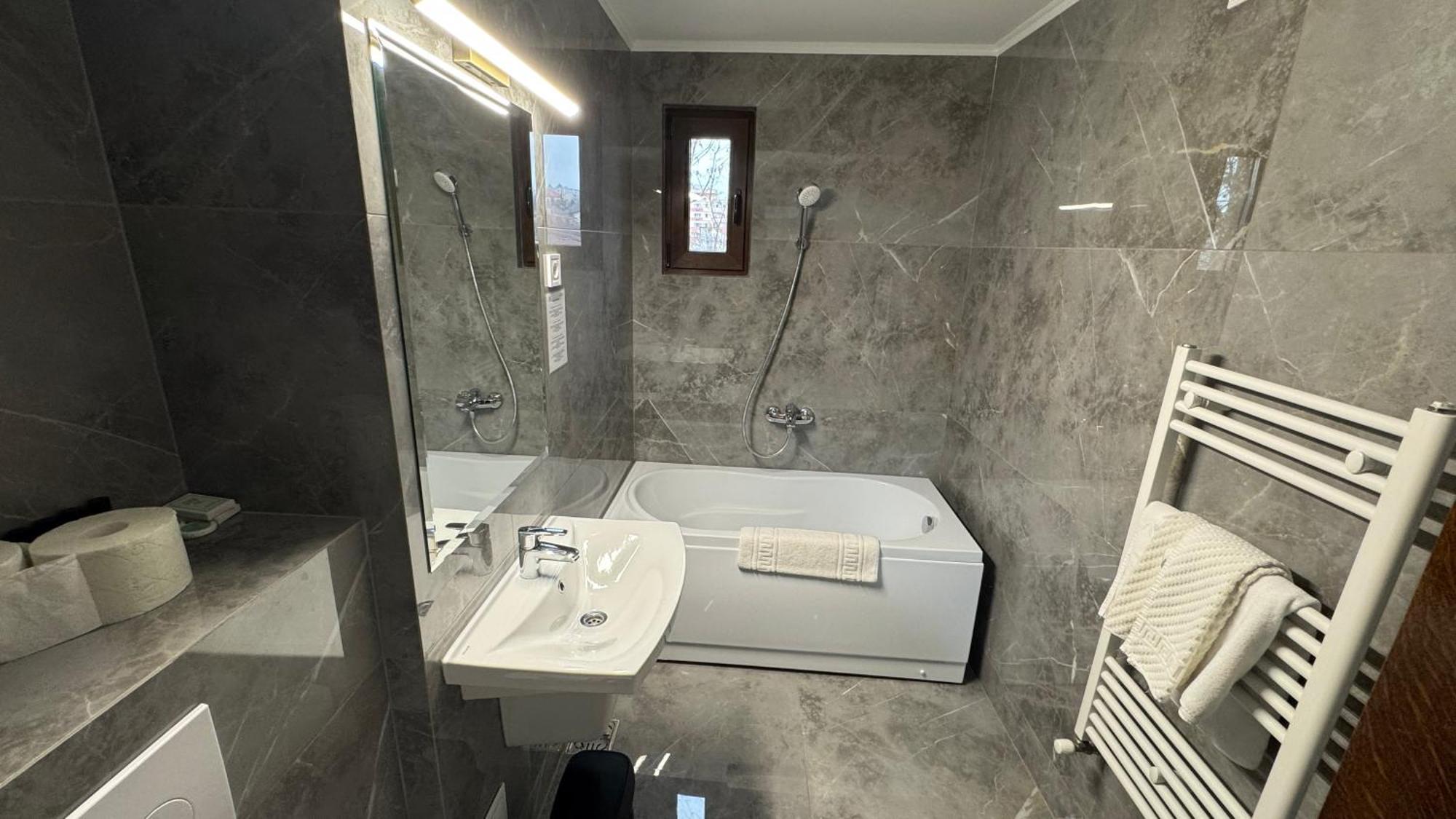 Hotel Majestic ياش المظهر الخارجي الصورة